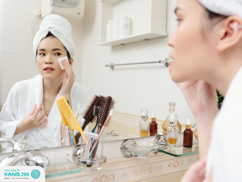 Sử dụng toner chính là một bước quan trọng để dưỡng da ban đêm đối với người mới bắt đầu.