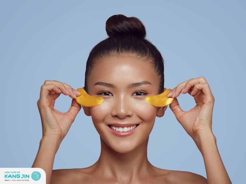 Đắp mặt nạ dành riêng cho mắt để cải thiện quầng thâm