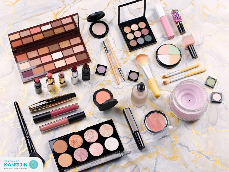 Hạn chế trang điểm, makeup khi làn da bị mụn