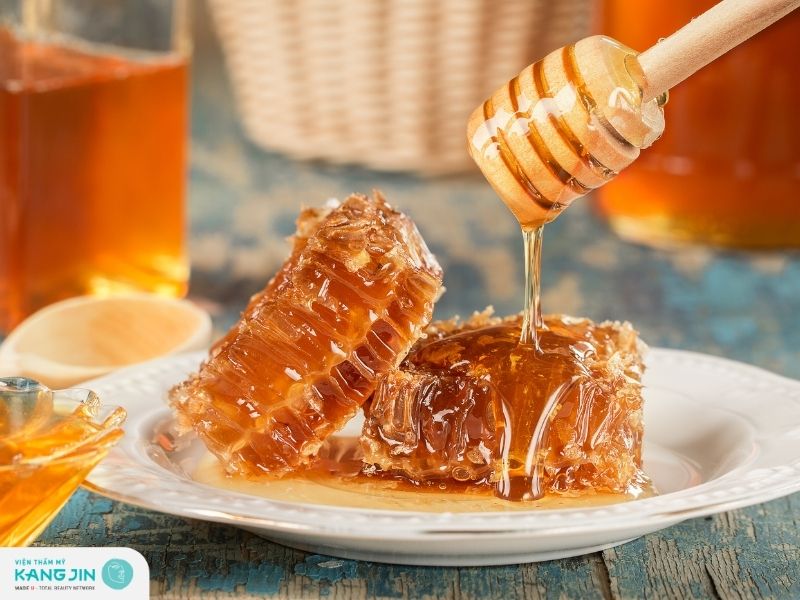 Cách giảm kích ứng da mặt bằng mặt nạ mật ong giúp làm dịu da và kháng khuẩn