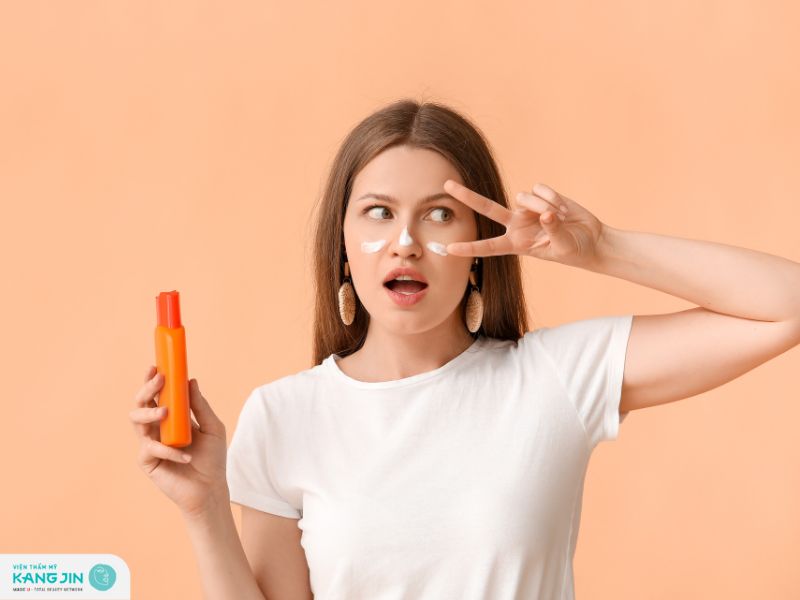 da mụn có nên dùng kem chống nắng