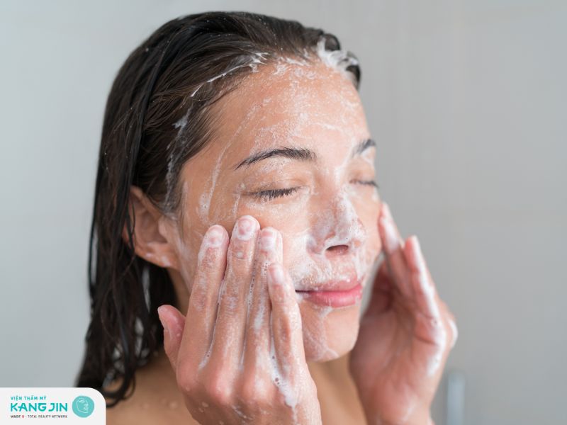 Tẩy da chết định kỳ để làm sạch lỗ chân lông giúp các dưỡng chất thẩm thấu vào da tốt hơn