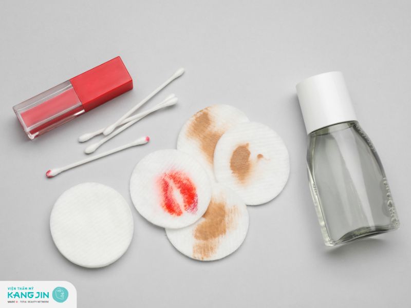 Tẩy trang giúp loại bỏ bụi bẩn, làm sạch lỗ chân lông ngăn ngừa mụn hình thành 