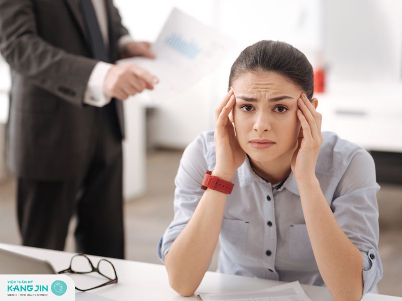 Tìm hiểu nguyên nhân gây nếp nhăn trên trán khi còn trẻ