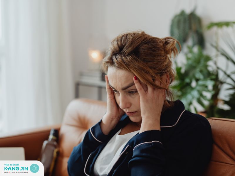 Căng thẳng, stress cũng là nguyên nhân khiến nếp nhăn xuất hiện sớm ở trên trán