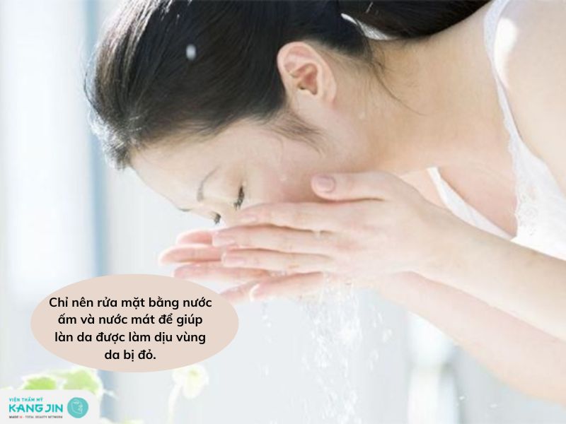 rửa mặt hàng ngày bằng nước ấm hoặc nước mát