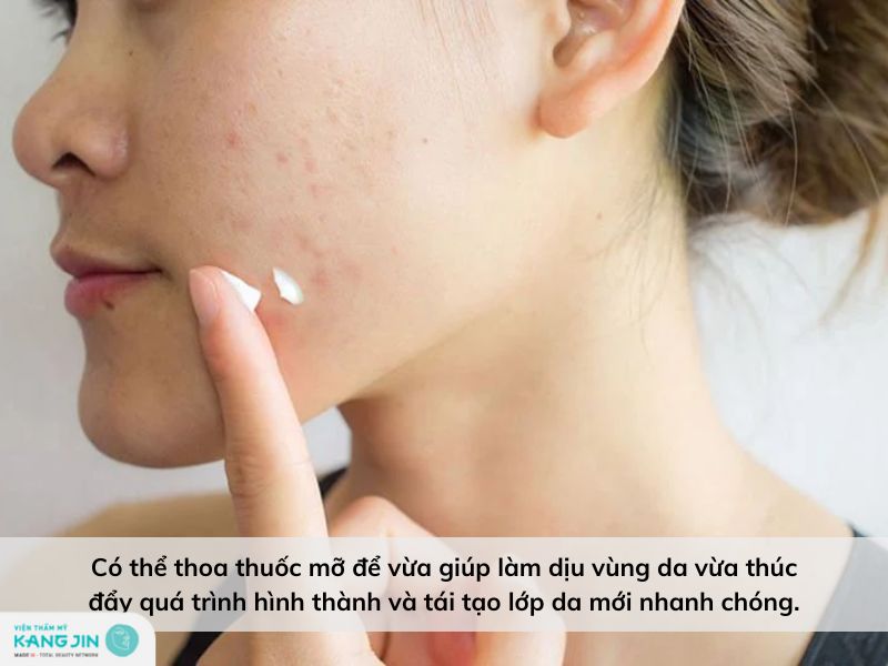 dùng các loại thuốc để làm dịu vùng da bị đỏ