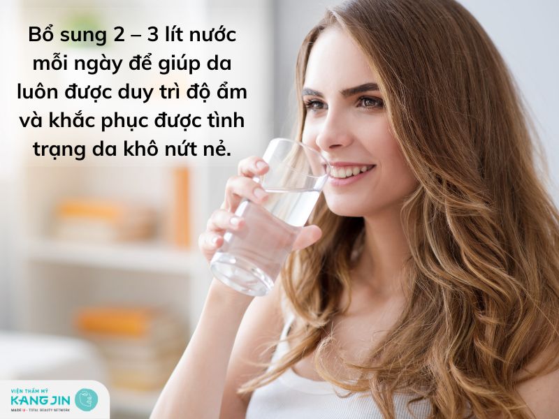 uống 2 lít nước mỗi ngày để duy trì độ ẩm cho da