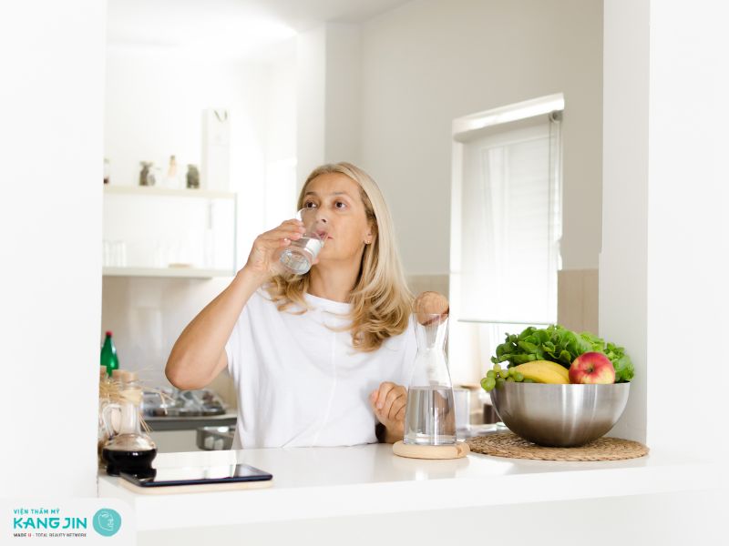 Uống thật nhiều nước để chống lão hóa da