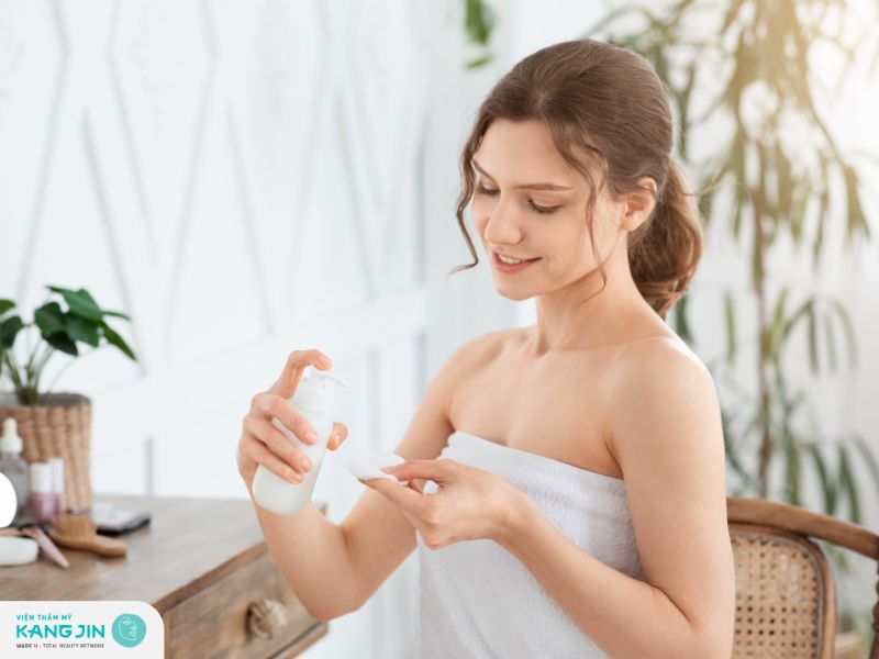 Thoa toner cấp ẩm và cân bằng độ pH cho da hỗn hợp thiên dầu 