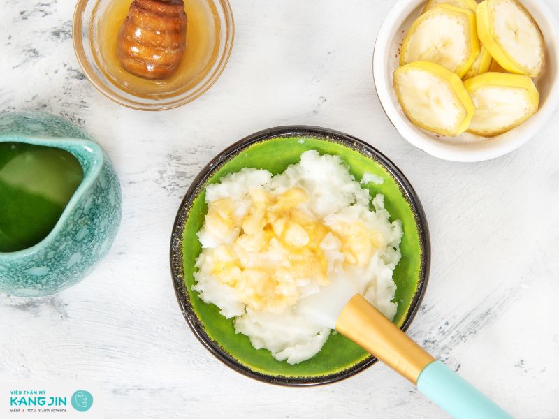 Dưỡng da mặt bằng dầu dừa và chuối tại nhà