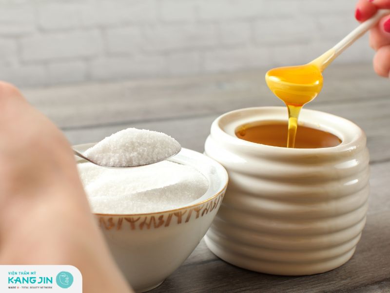 Tẩy da chết cho da hỗn hợp thiên khô bằng đường và mật ong 