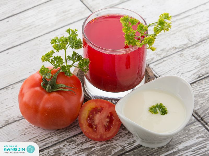 Làm trắng da mặt cháy nắng sạm đen bằng cà chua