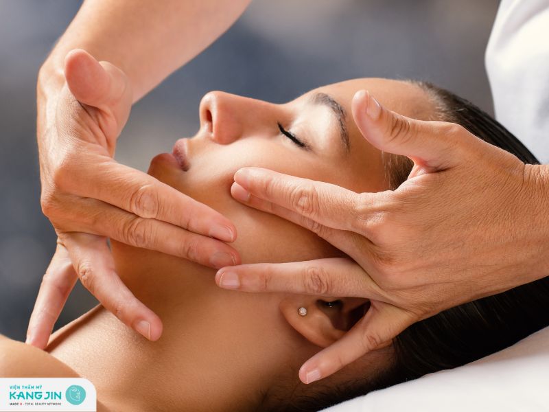 massage giảm nếp nhăn khóe miệng