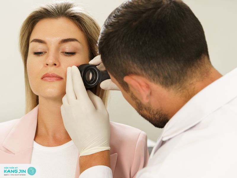 thăm khám với bác sĩ