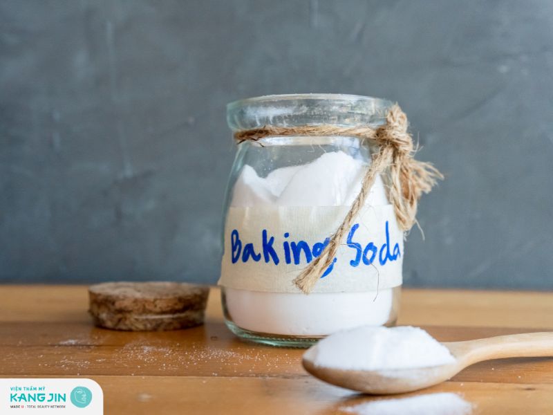 Baking soda giúp ức chế vi khuẩn và hỗ trợ tẩy tế bào chết