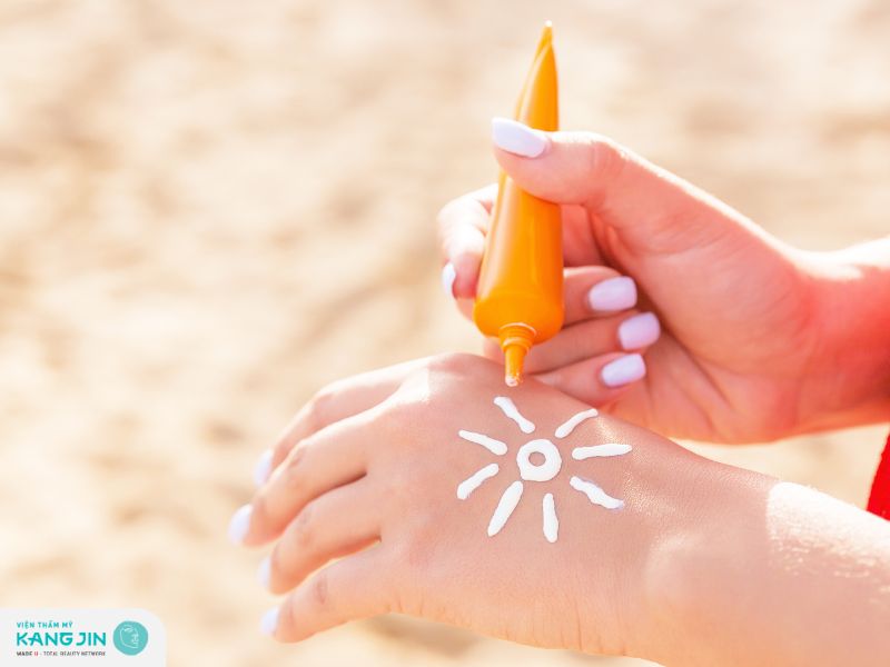 Bôi kem chống nắng là cách tốt để bảo vệ da