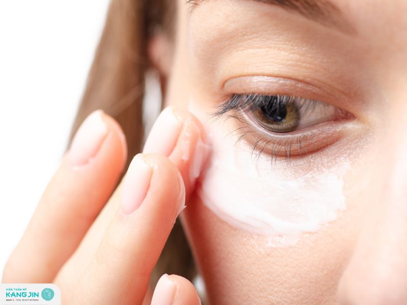 sử dụng kem mắt
