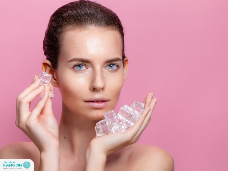 dùng đá lạnh massage mặt
