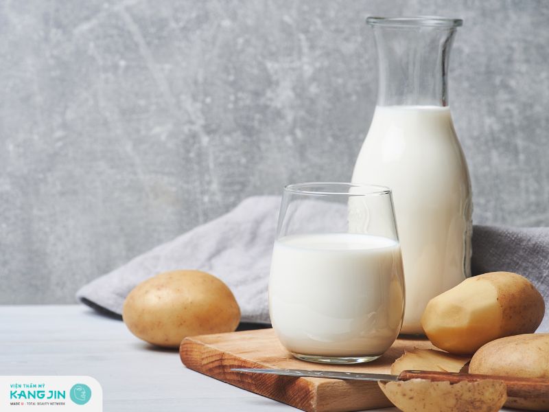 Đắp mặt nạ khoai tây và sữa tươi nguyên bản 