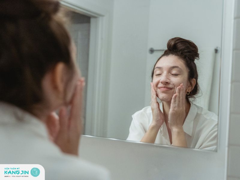 Làm sạch da để loại bỏ dầu thừa, bụi bẩn, làm sạch sâu lỗ chân lông 