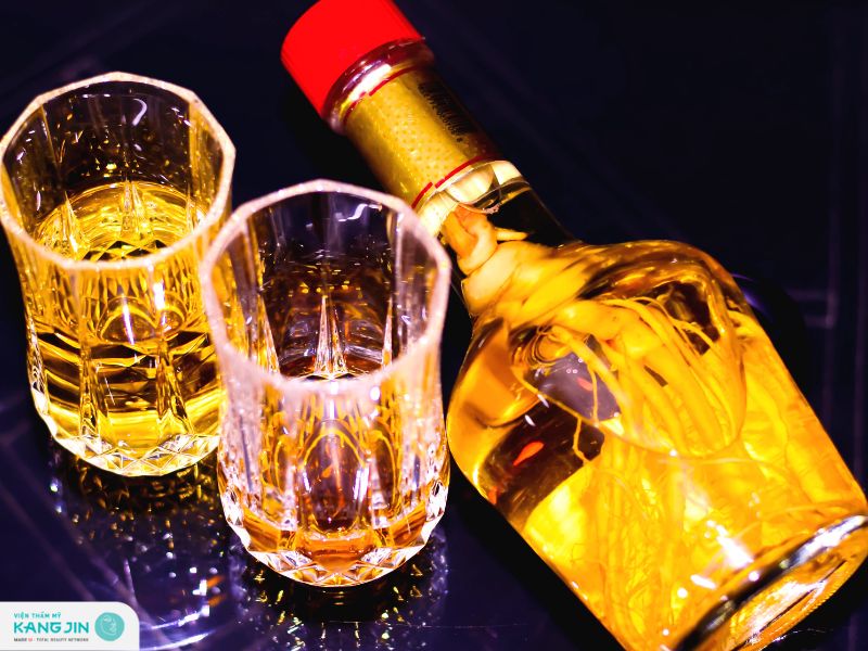 lột da mặt bằng rượu rễ cây