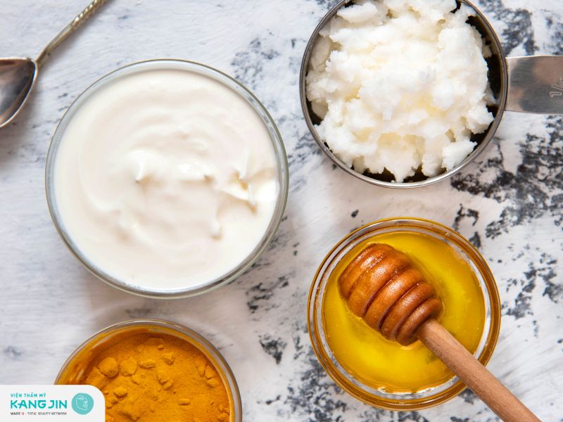 Kết hợp tinh bột nghệ, mật ong và dầu dừa để dưỡng da khỏe đẹp
