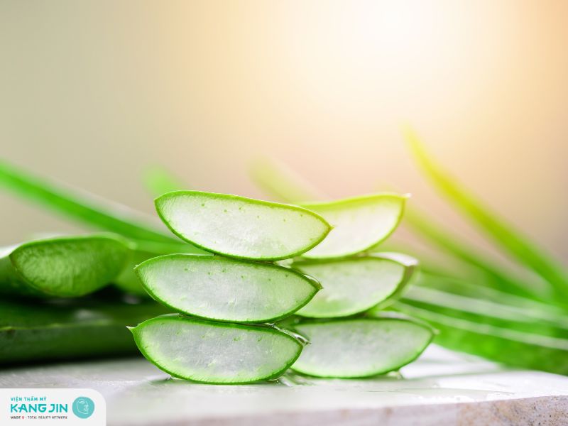 Nha đam dưỡng ẩm cho mắt để hạn chế tình trạng mắt sụp mí