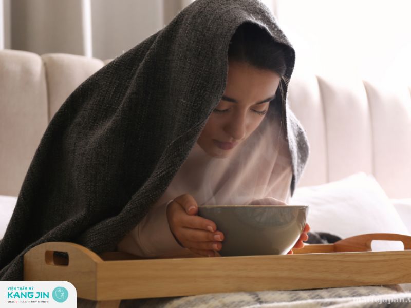 Phụ nữ sau sinh nên xông mặt bằng gì?