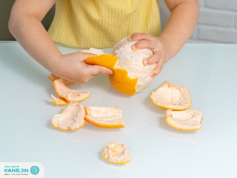 Vỏ bưởi thái nhỏ xông hơi mặt rất tốt