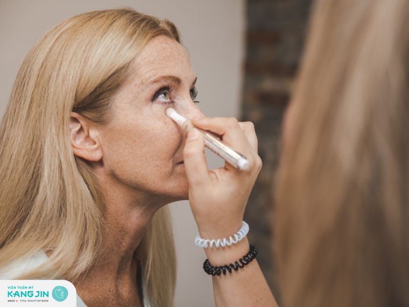 Cách chọn màu che khuyết điểm quầng thâm mắt hiệu quả