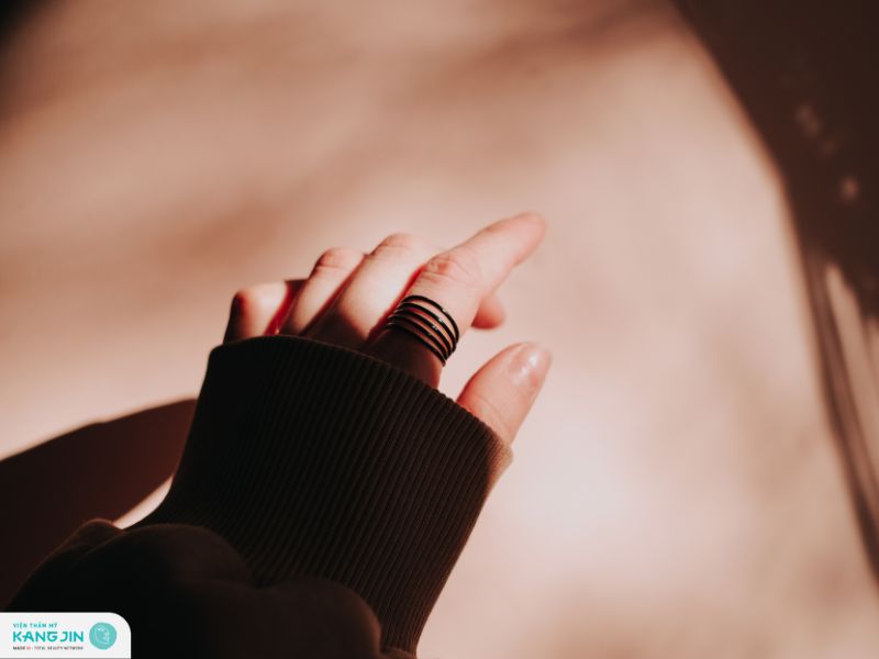 da ngón tay bị sạm đen