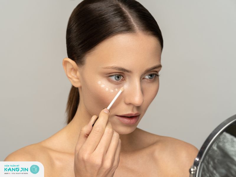 Cách dùng kem che khuyết điểm vùng mắt