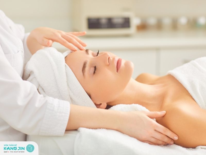 Cách massage mặt bằng sữa tươi không đường đơn giản tại nhà 