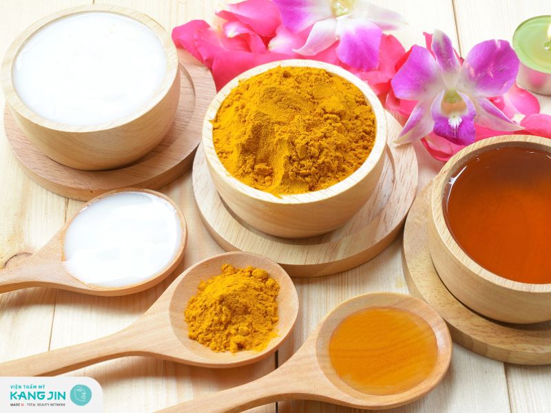 Đắp mặt nạ sữa chua không đường và bột nghệ tại nhà 