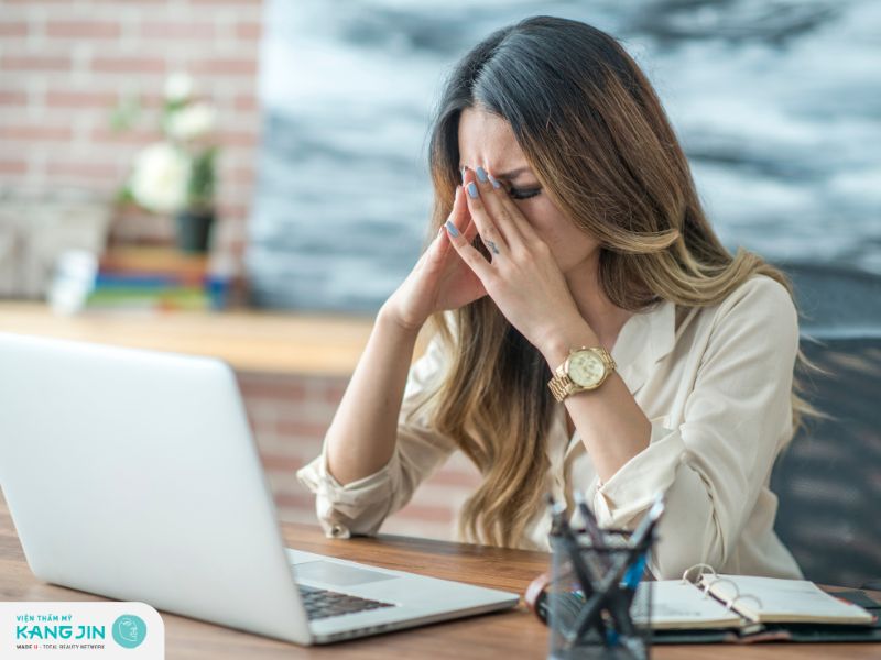 Thói quen nhíu mày, nheo mắt hoặc căng thẳng cũng hình thành nếp nhăn giữa 2 chân mày