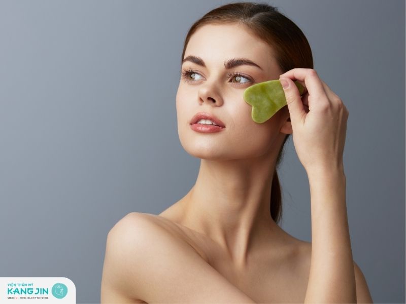 Thực hiện thao tác massage nhẹ nhàng để tránh làm tổn thương da