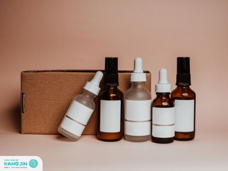 Kojic acid ó khả năng ức chế hoạt động của tyrosinase trong quá trình tổng hợp melanin