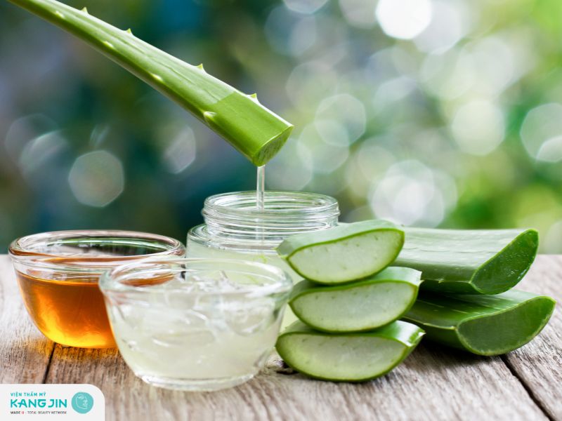 Kết hợp nha đam với mật ong trị thâm mắt tại nhà 