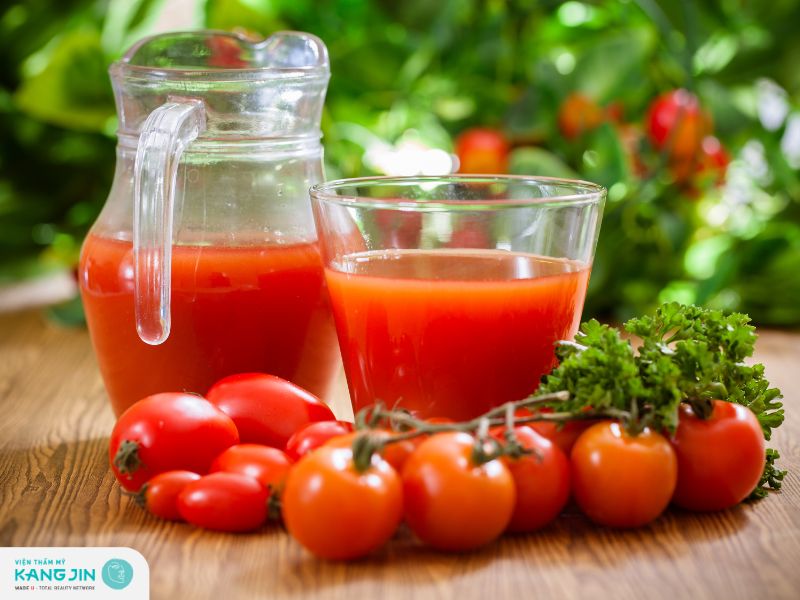 Trị thâm mắt bằng nước ép cà chua