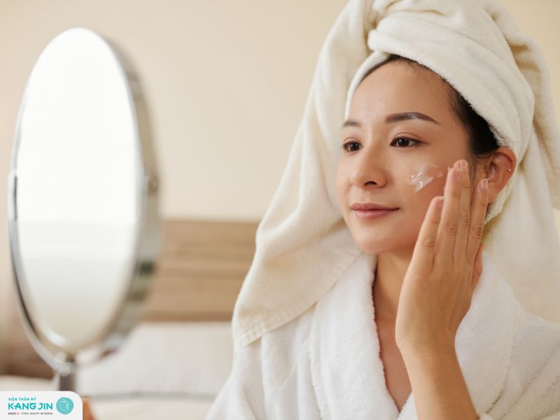 Sử dụng kem dưỡng và serum thích hợp là bước cần thiết để chăm sóc da sau peel 