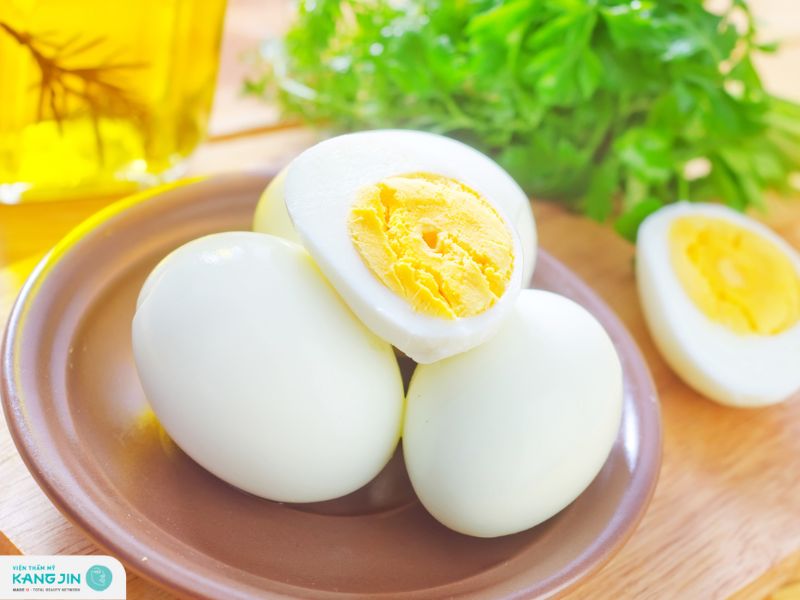 Hướng dẫn lăn trứng gà trị quầng thâm mắt hiệu quả