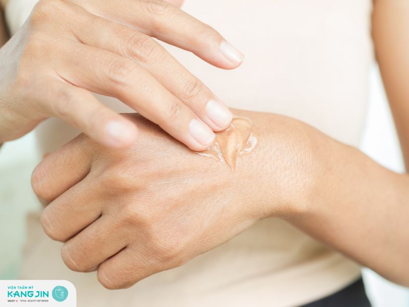 Chọn kem dưỡng ẩm dạng gel để các dưỡng chất thấm vào da nhanh, tránh nhờn rít