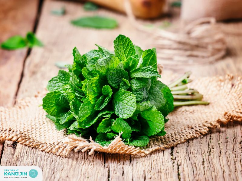 Bạc hà giúp giảm bọng mắt nhẹ mới xuất hiện