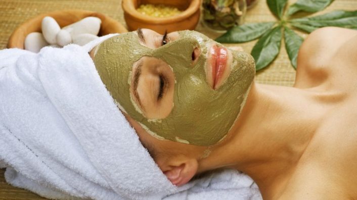 đắp mặt nạ rau diếp cá và tía tô