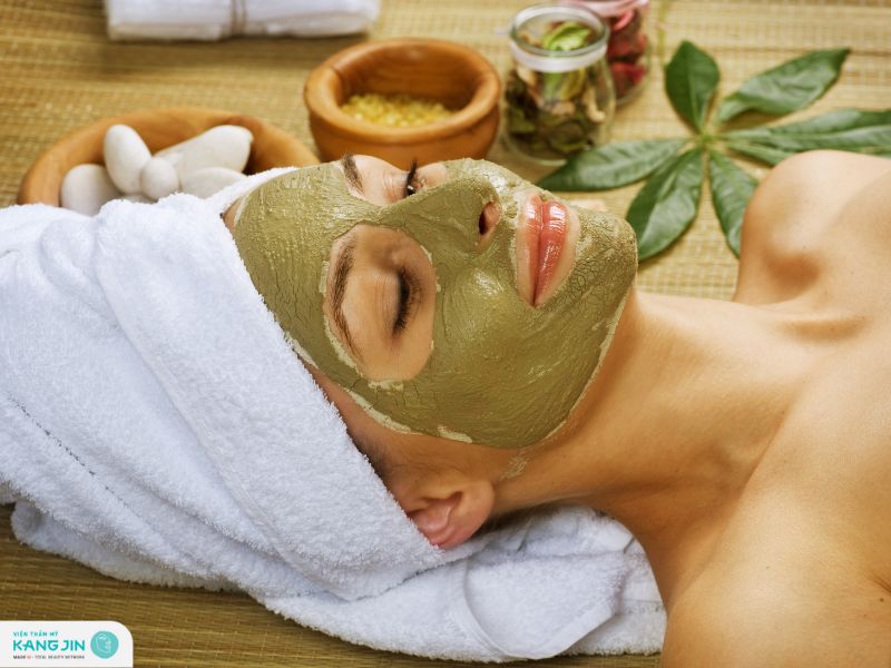 đắp mặt nạ rau diếp cá và tía tô