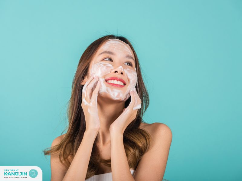 Tạo bọt cho sữa rửa mặt và trộn cám gạo là có thể rửa mặt