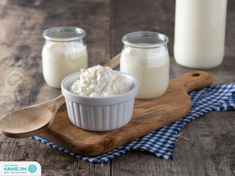 Sữa chua kết hợp với vitamin B1 và mật ong làm mặt nạ ngăn ngừa mụn