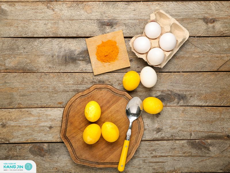Kết hợp lăn trứng trị thâm mắt với bột nghệ tại nhà 