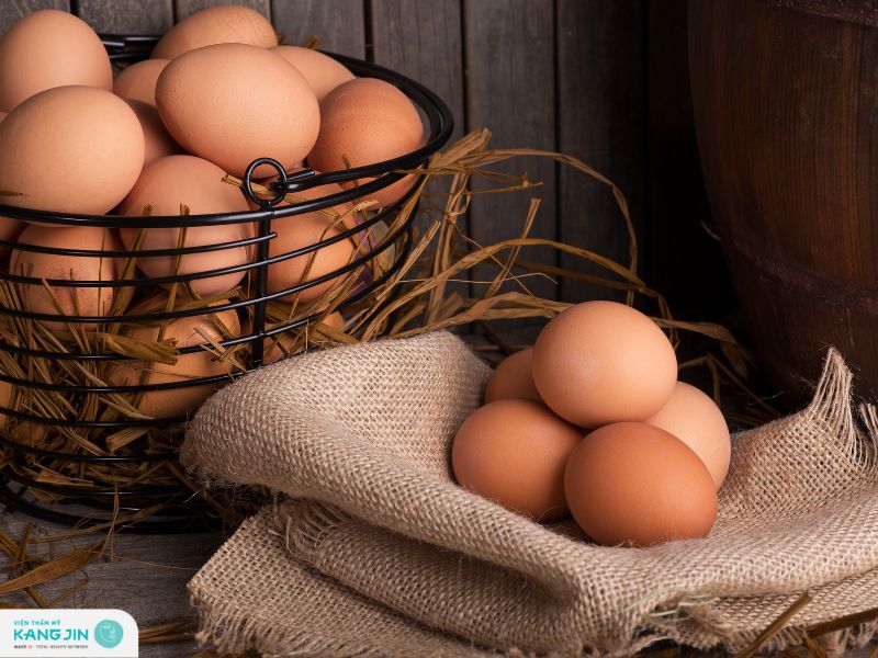 Cách lăn trứng gà trị thâm mắt tại nhà hiệu quả